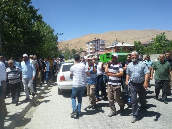 Emre Akbaba'nın dedesi kalp krizinden hayatını kaybetti