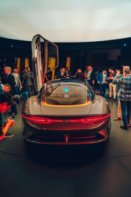 Bentley yeni tasarım harikası aracını tanıttı