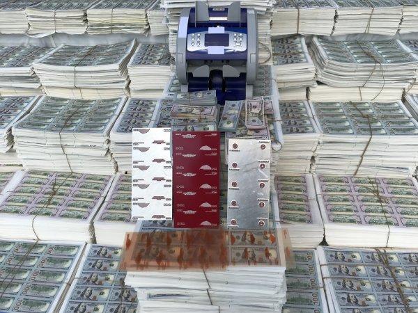 271 milyon 150 bin sahte Amerikan doları sergilendi