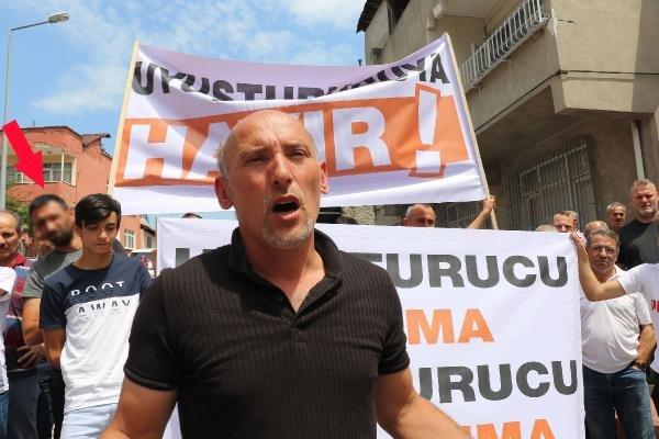 Uyuşturucuya hayır pankartı taşıdı, bonzai ile yakalandı