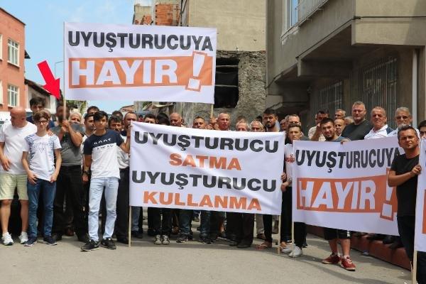 Uyuşturucuya hayır pankartı taşıdı, bonzai ile yakalandı