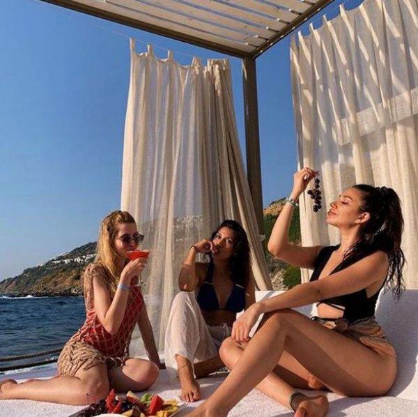 Rafet El Roman'ın kızları tatilde