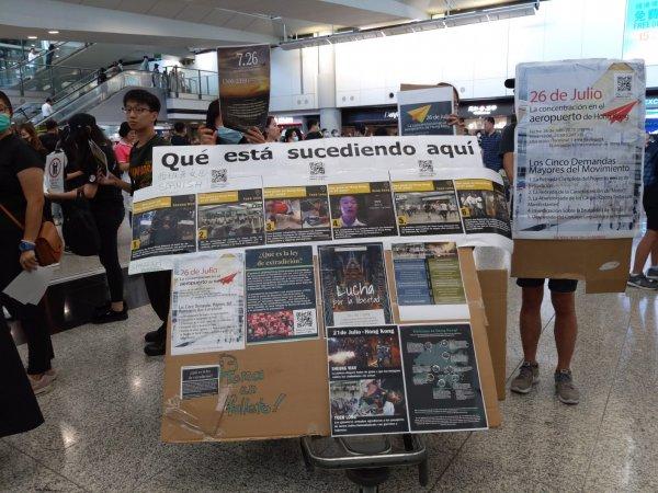 Hong Kong'da protestolar havaalanına sıçradı