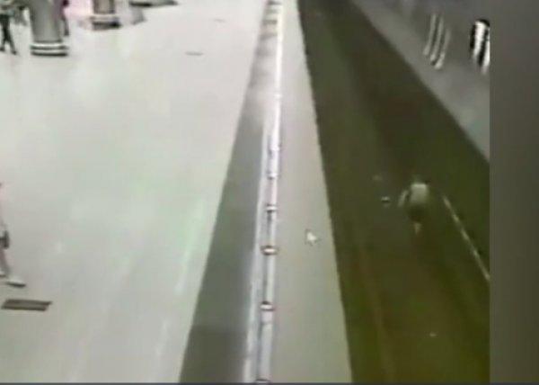 Telefonuyla oynarken raylara düşen Rus