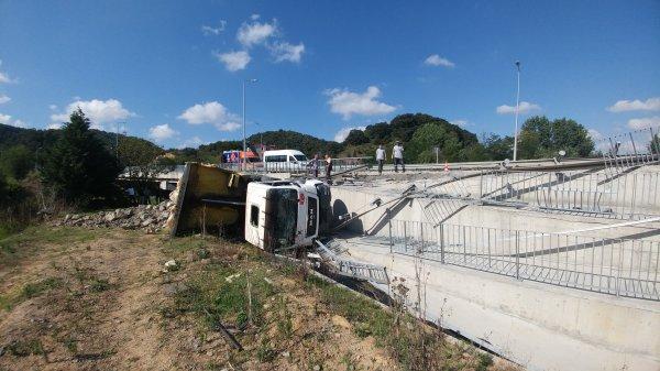 Freni patlayan kamyon Arnavutköy'de şarampole yuvarlandı
