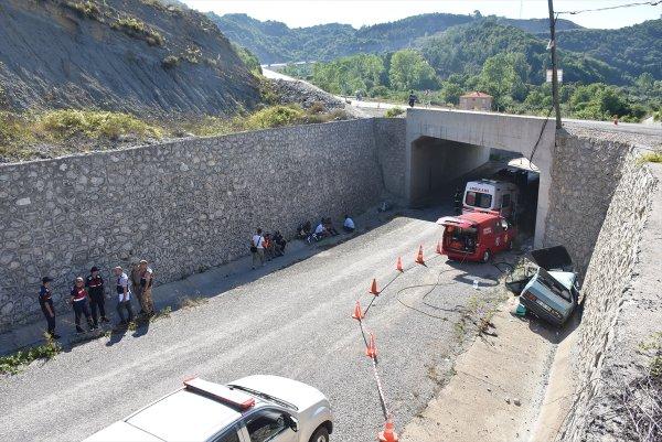 Otomobil üst geçitten düştü: 1 ölü, 4 yaralı