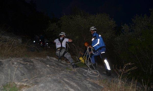 Selfie çektiği kayalıklardan düştü