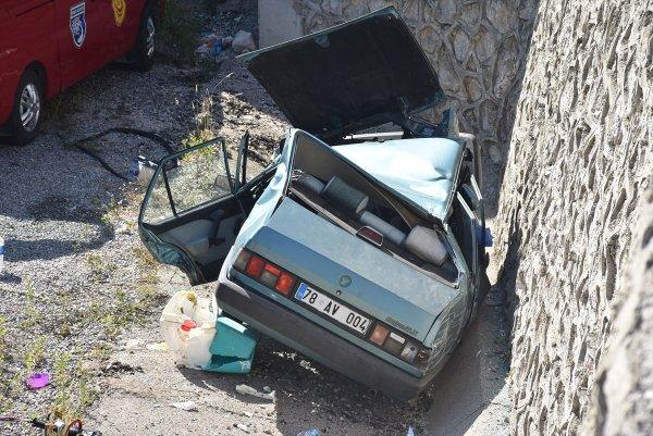 Otomobil üst geçitten düştü: 1 ölü, 4 yaralı