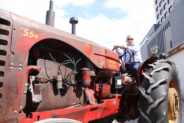 Eski traktörlerle koleksiyon yapıyor