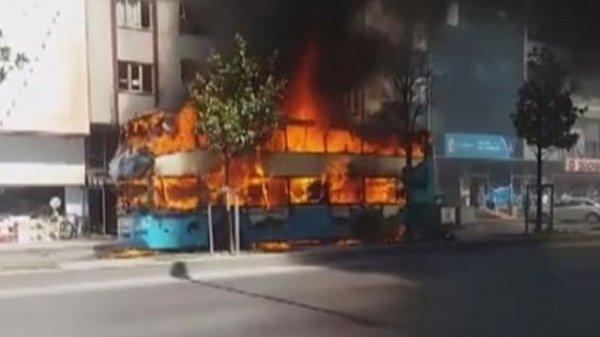 Esenyurt'ta çift katlı özel halk otobüsü yandı