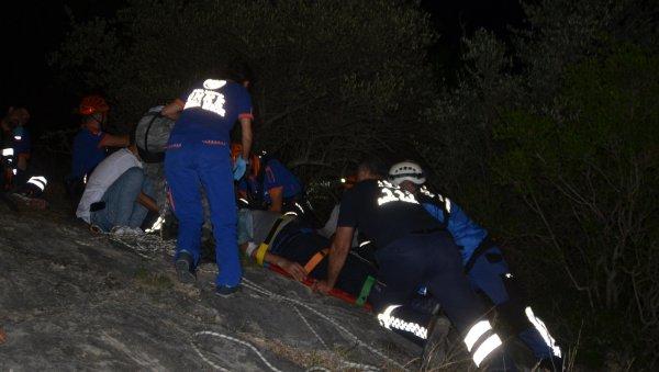 Selfie çektiği kayalıklardan düştü