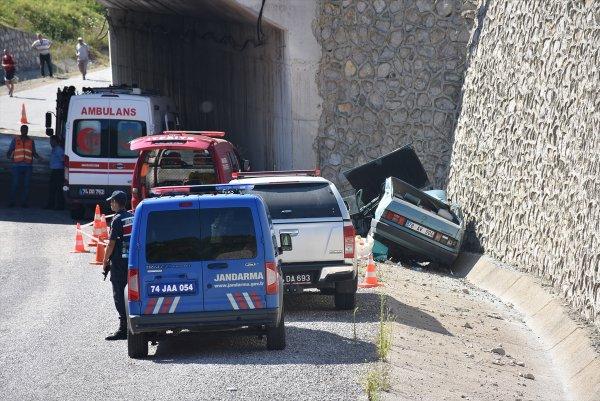 Otomobil üst geçitten düştü: 1 ölü, 4 yaralı