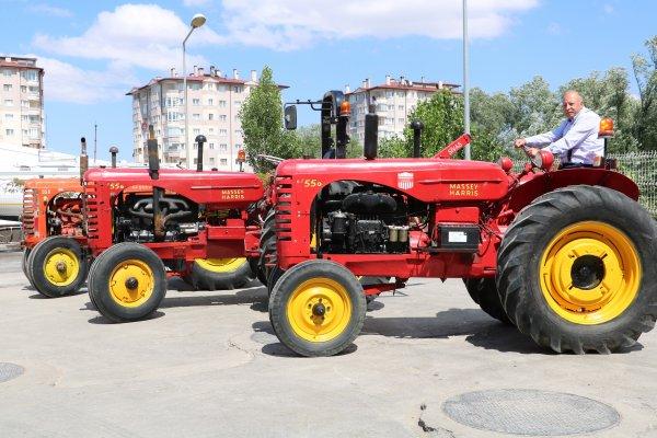 Eski traktörlerle koleksiyon yapıyor