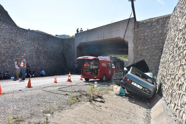 Otomobil üst geçitten düştü: 1 ölü, 4 yaralı