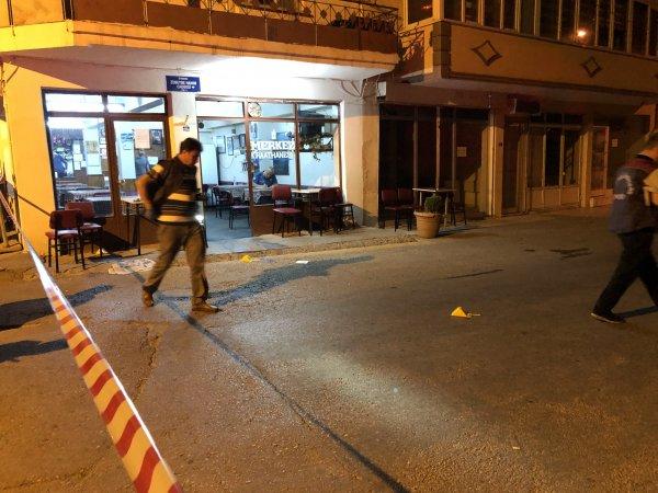 Eski ortağına kıraathane önünde kurşun yağdırdı