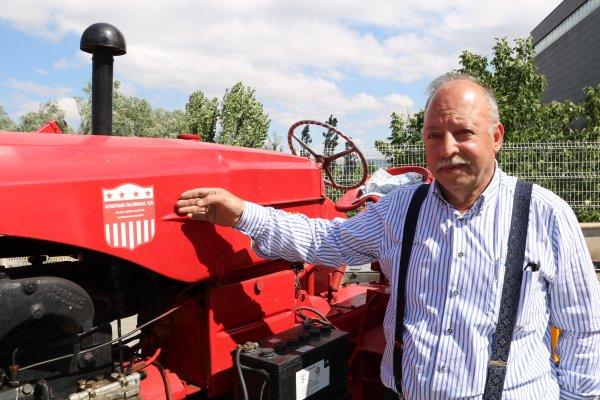 Eski traktörlerle koleksiyon yapıyor