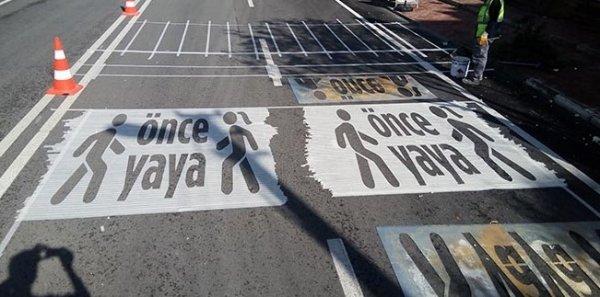 Yaya geçitleri yetmedi, 'önce yaya' uyarı yazısı eklendi