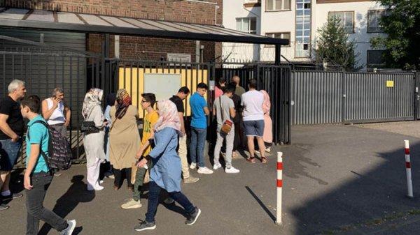 Gurbetçiler emeklilik fırsatını kaçırmamak için kuyrukta