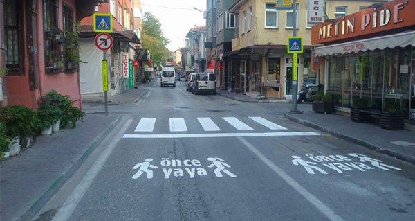 Yaya geçitleri yetmedi, 'önce yaya' uyarı yazısı eklendi