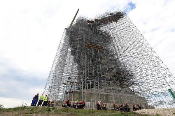 Rusların Anavatan Çağırıyor heykeli