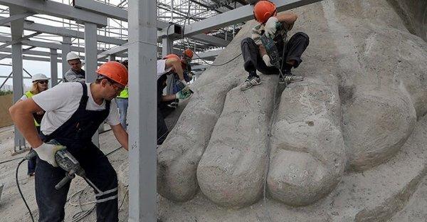 Rusların Anavatan Çağırıyor heykeli