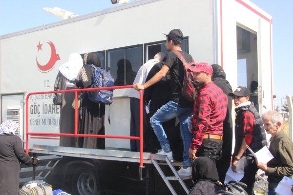 Suriyeliler sınırdan geçip, tatil için ülkelerine gidiyor