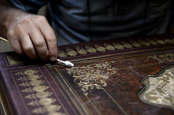 140 yıllık albüm Dolmabahçe Sarayı'nda restore ediliyor