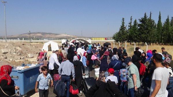 Suriyeliler sınırdan geçip, tatil için ülkelerine gidiyor