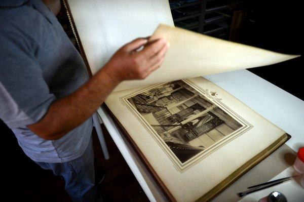 140 yıllık albüm Dolmabahçe Sarayı'nda restore ediliyor