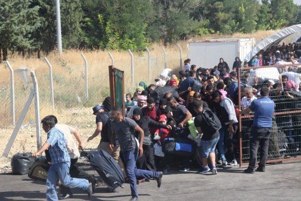 Suriyeliler sınırdan geçip, tatil için ülkelerine gidiyor