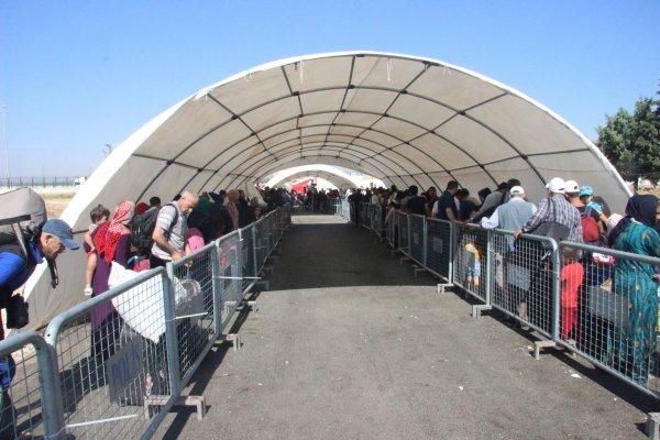 Suriyeliler sınırdan geçip, tatil için ülkelerine gidiyor