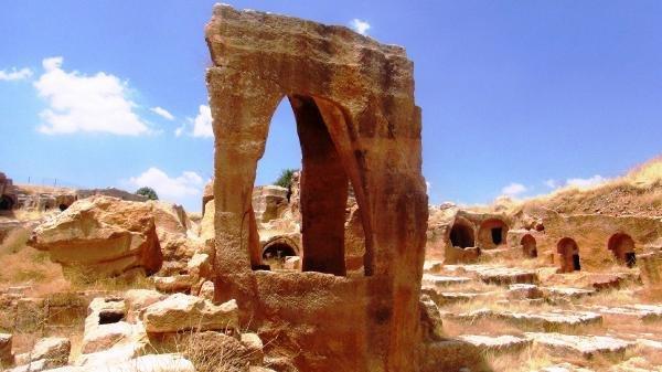 Mardin'deki toplu mezar ziyaretçilerini ağırlıyor