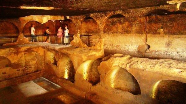Mardin'deki toplu mezar ziyaretçilerini ağırlıyor