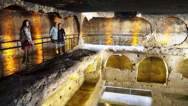 Mardin'deki toplu mezar ziyaretçilerini ağırlıyor