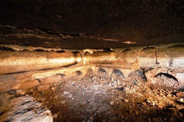 Mardin'deki toplu mezar ziyaretçilerini ağırlıyor