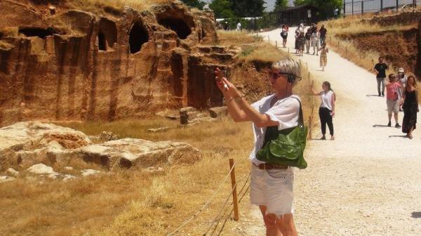 Mardin'deki toplu mezar ziyaretçilerini ağırlıyor
