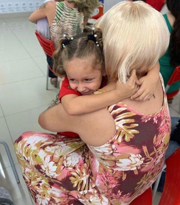 Kızı için anne kılığına girdi