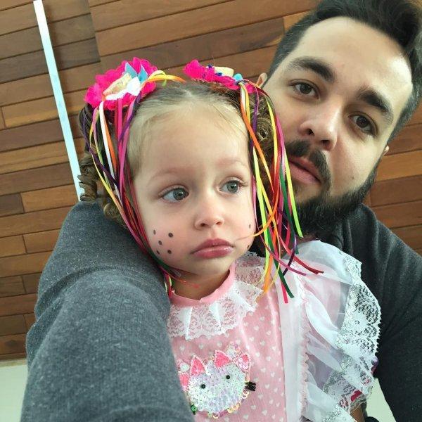 Kızı için anne kılığına girdi