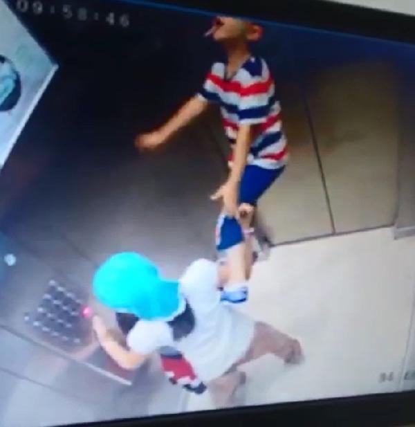 İstanbul'da asansör kabininde asılı kalan çocuk kamerada