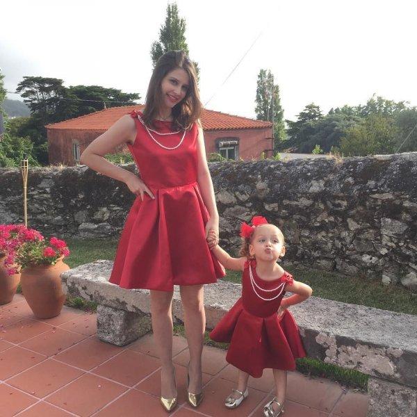 Kızı için anne kılığına girdi