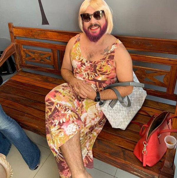 Kızı için anne kılığına girdi