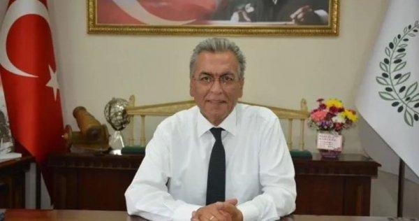 Belediye başkanı kendisinin ve eşinin heykelini yaptırdı