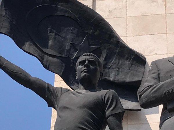 Belediye başkanı kendisinin ve eşinin heykelini yaptırdı