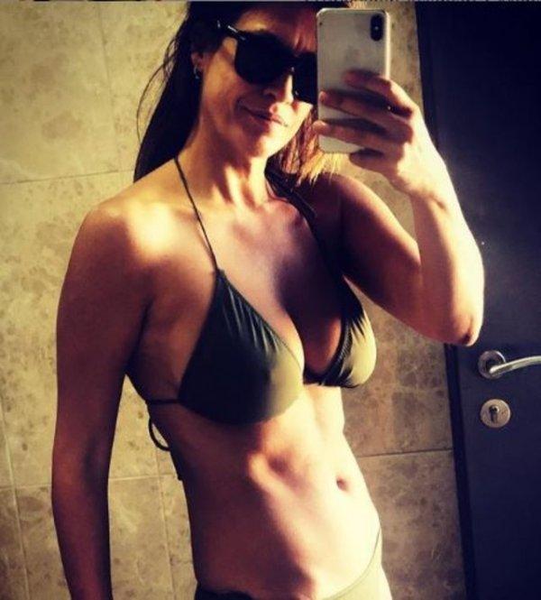 Tuğba Ekinci'den bikinili fotoğraf