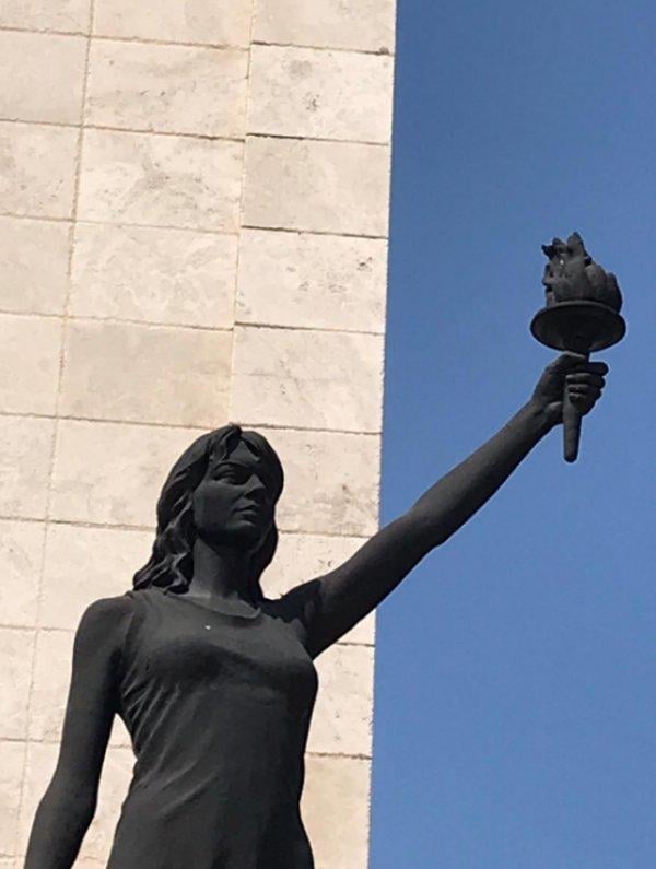 Belediye başkanı kendisinin ve eşinin heykelini yaptırdı