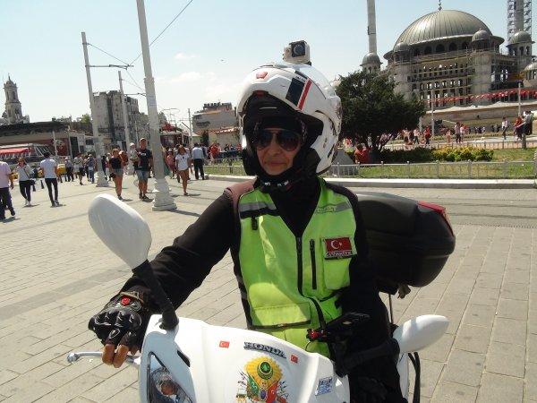 İstanbul'daki kadın kurye görenleri şaşırtıyor