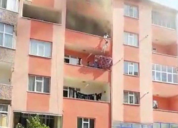 Çocukları yangından alt kata sarkıtarak kurtardı
