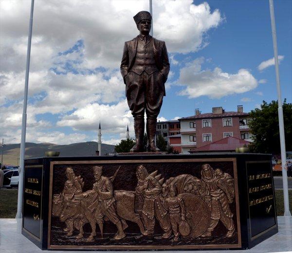 Kemal Kılıçdaroğlu heykel açtı