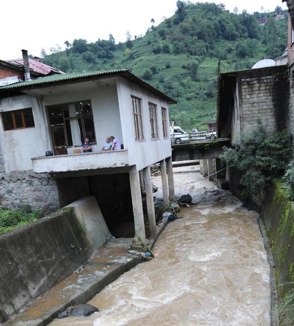 Karadeniz'de dere yatağında bulunan binalar yıkılıyor