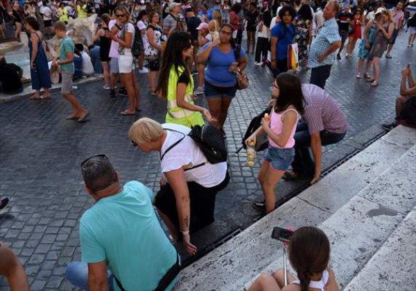 İspanyol Merdivenleri'nde oturmak yasak